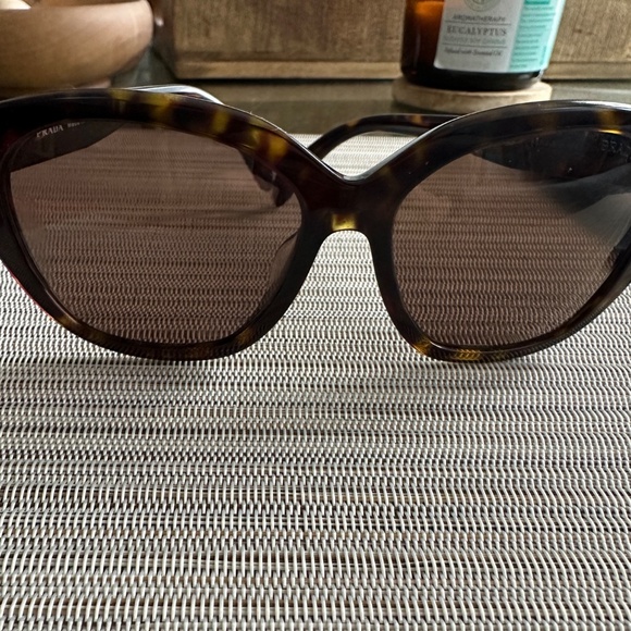 Prada sunglasses - Picture 9 of 11